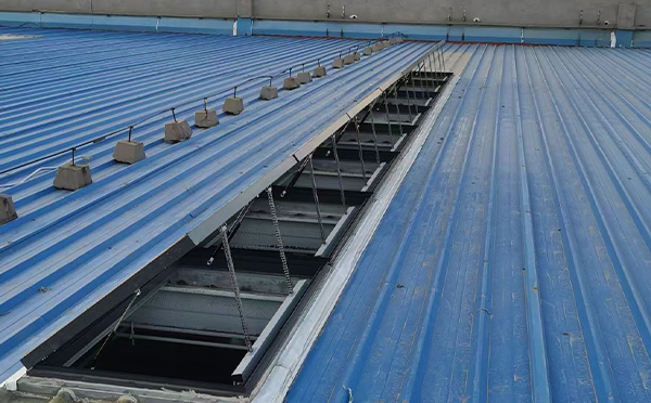 某城市大型商业综合体中庭巴楚排烟窗工程