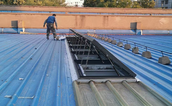 某区域性物流仓储中心巴楚排烟窗系统安装项目